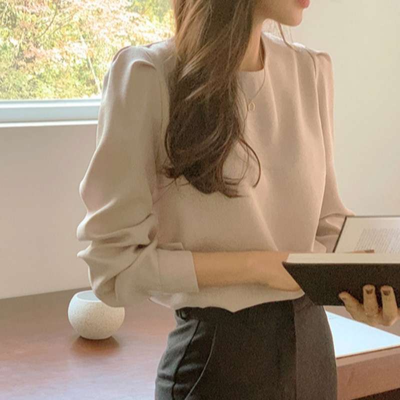 40代ファッション レディース この画像にはドレスが写っていないため、ドレスに関するや説明を作成することは適切ではありません。