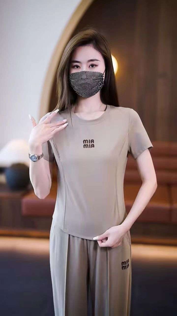 40代ファッション レディース この画像はドレスではなく、カジュアルな上下セットアップを示しています。ドレスのや説明を作成することはできませんが、画像に写っているアイテムについて説明させていただきます：