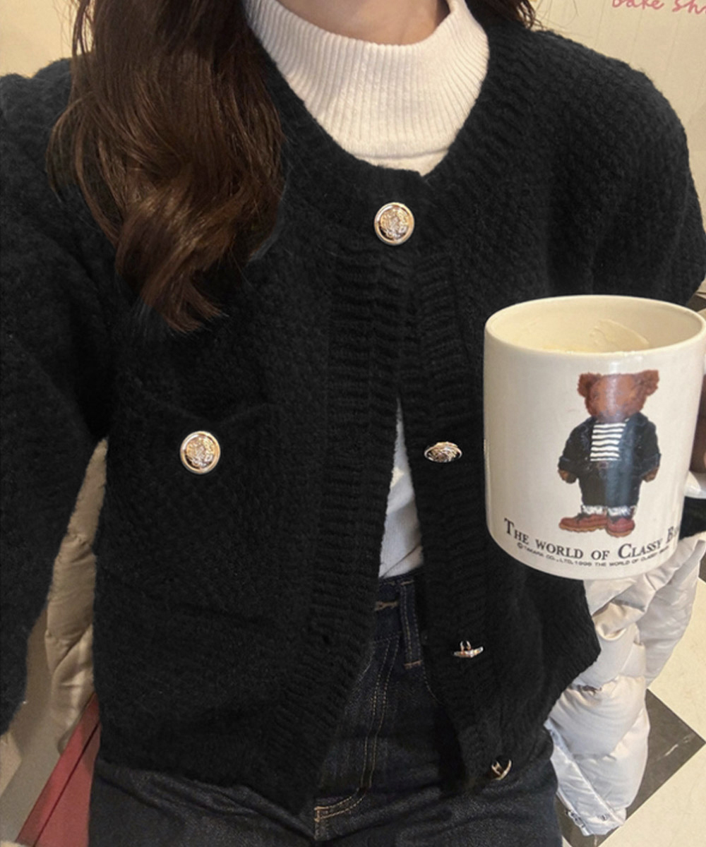 40代ファッション 金ボタン立体編みニットカーディガン