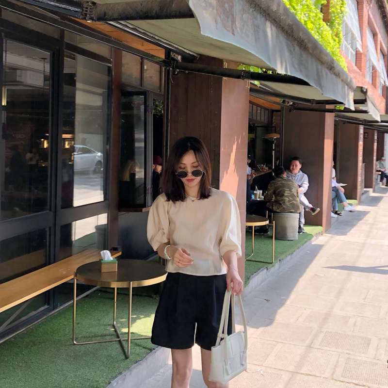 40代ファッション レディース 申し訳ありませんが、これらの画像にはドレスが写っていません。写真に写っているのは、カジュアルな日常着姿の女性です。トップスとボトムスの組み合わせで、ドレスとは異なるスタイルです。