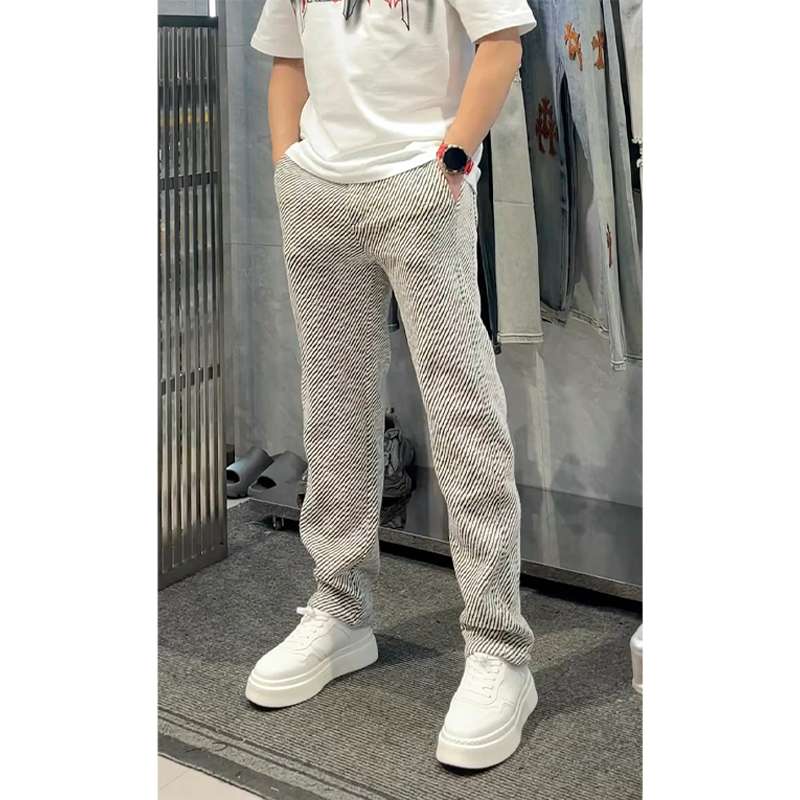 40代ファッション レディース 申し訳ありませんが、この画像にはドレスが写っていません。画像は若い男性のカジュアルな服装を示しており、ドレスは含まれていません。