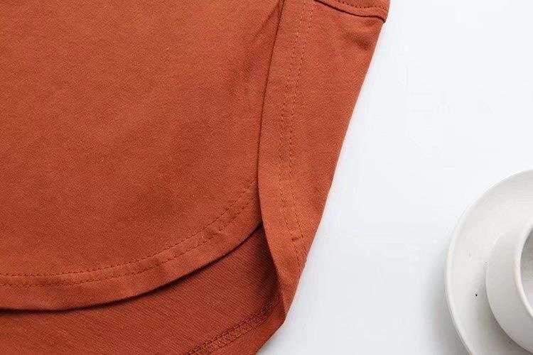 40代ファッション レディース 申し訳ありませんが、この画像はドレスではなくTシャツを示しています。ドレスのや説明を作成することはできません。代わりに、画像に写っているTシャツについて説明させていただきます：