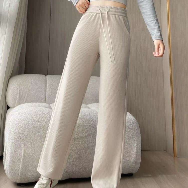 40代ファッション レディース この画像にはドレスは写っていません。代わりに、カジュアルなリラックスウェアのパンツが中心に写っています。そのため、ドレスのや説明を作成することは適切ではありません。
