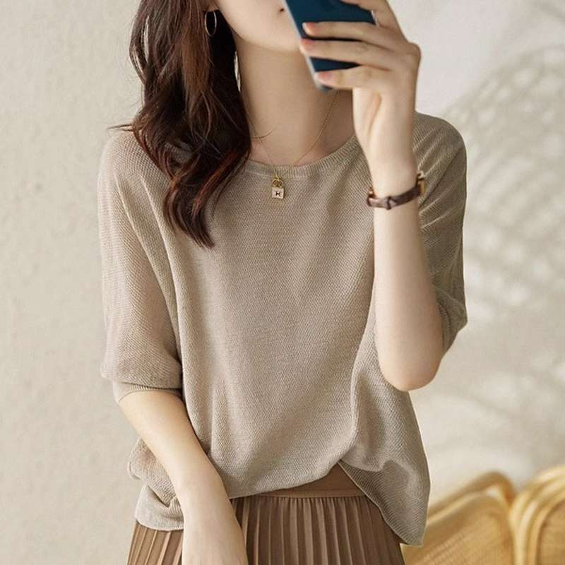 40代ファッション レディース 申し訳ありませんが、この画像にはドレスが写っていません。代わりに、上品なニットトップスとスカートのコーディネートが写っています。以下のようにと説明を提案させていただきます：