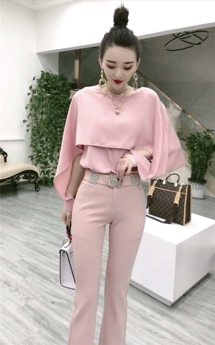 40代ファッション レディース 申し訳ありませんが、この画像にはドレスは写っていません。代わりに、エレガントなベージュ色のセットアップが着用されています。以下のようにと説明を提案させていただきます：