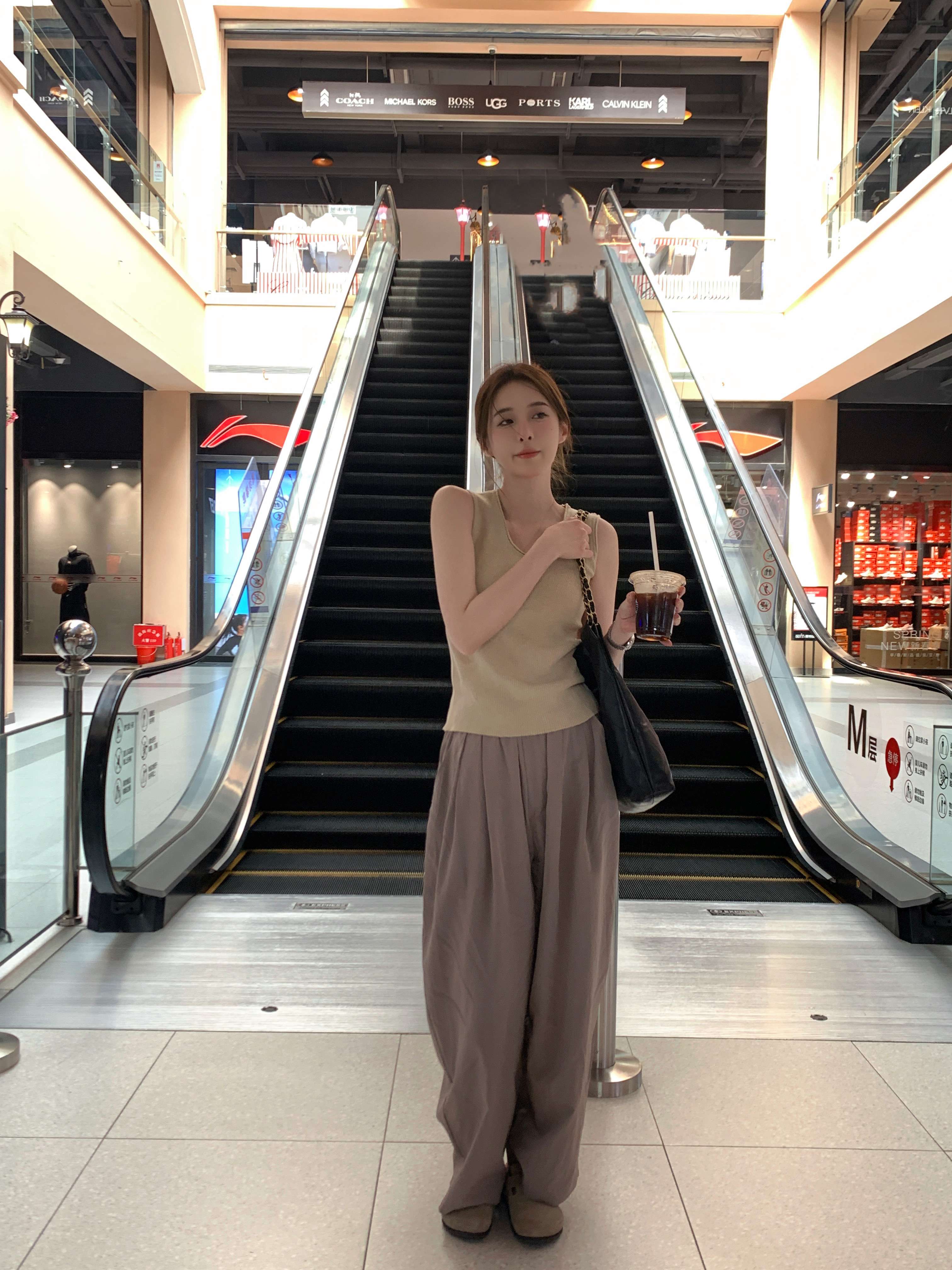40代ファッション レディース この画像にはドレスが写っていないため、ご要望の通りのドレスに関するや説明を作成することはできません。