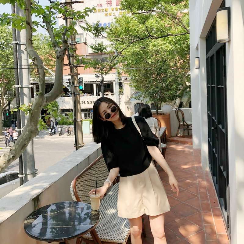 40代ファッション レディース 申し訳ありませんが、これらの画像にはドレスが写っていません。写真に写っているのは、カジュアルな日常着姿の女性です。トップスとボトムスの組み合わせで、ドレスとは異なるスタイルです。