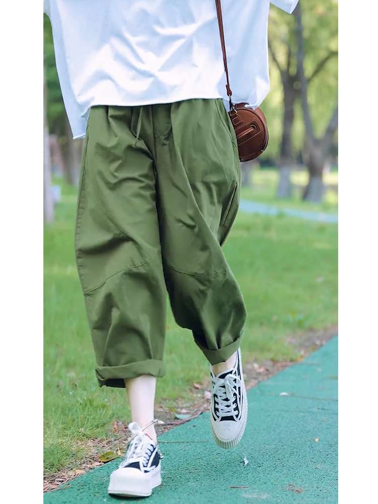 40代ファッション レディース この画像には、ドレスは写っていません。代わりに、カジュアルな日常着姿の人物が写っています。