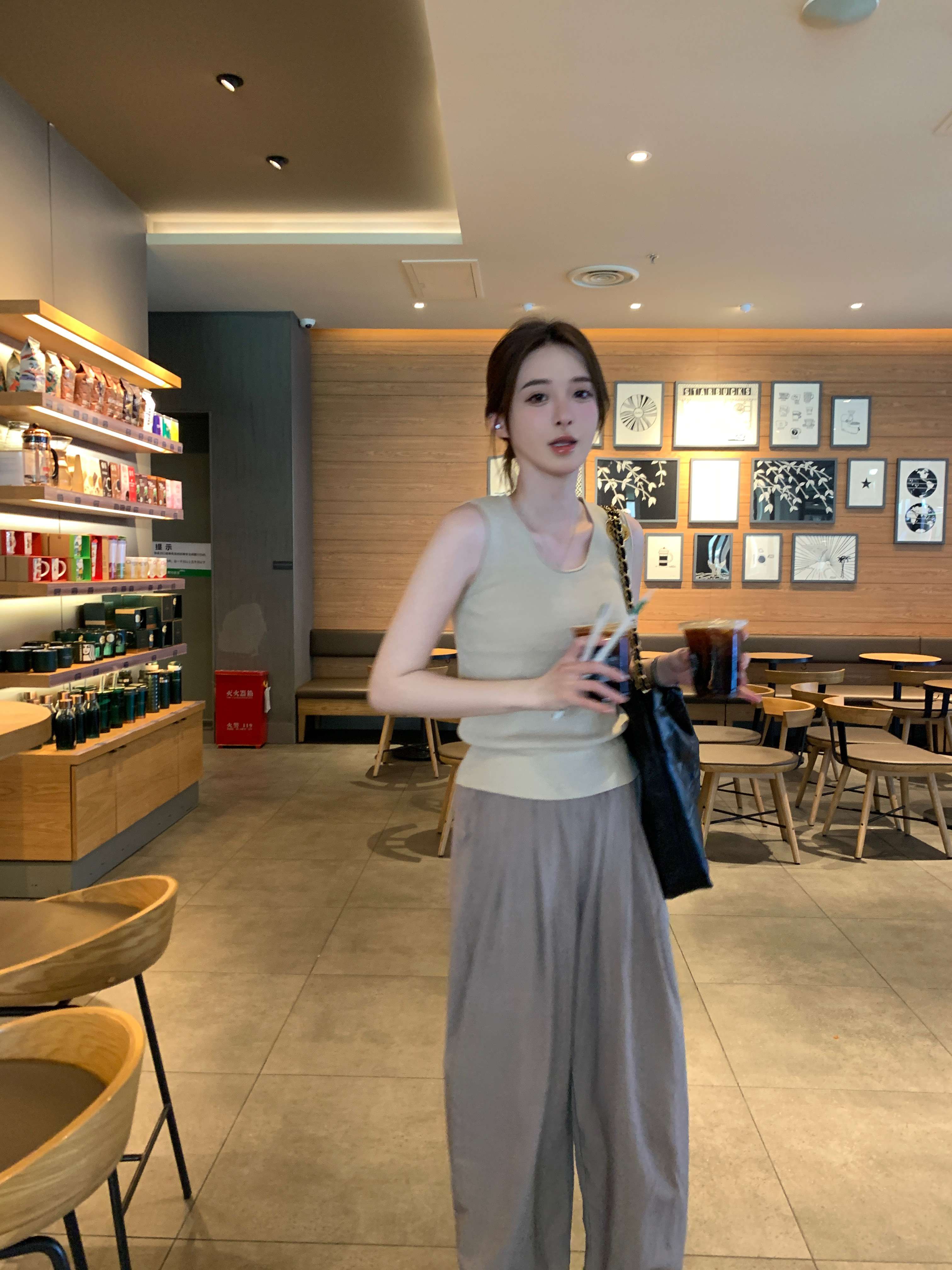 40代ファッション レディース この画像にはドレスが写っていないため、ご要望の通りのドレスに関するや説明を作成することはできません。