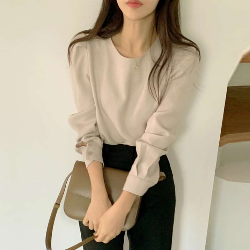 40代ファッション レディース この画像にはドレスが写っていないため、ドレスに関するや説明を作成することは適切ではありません。
