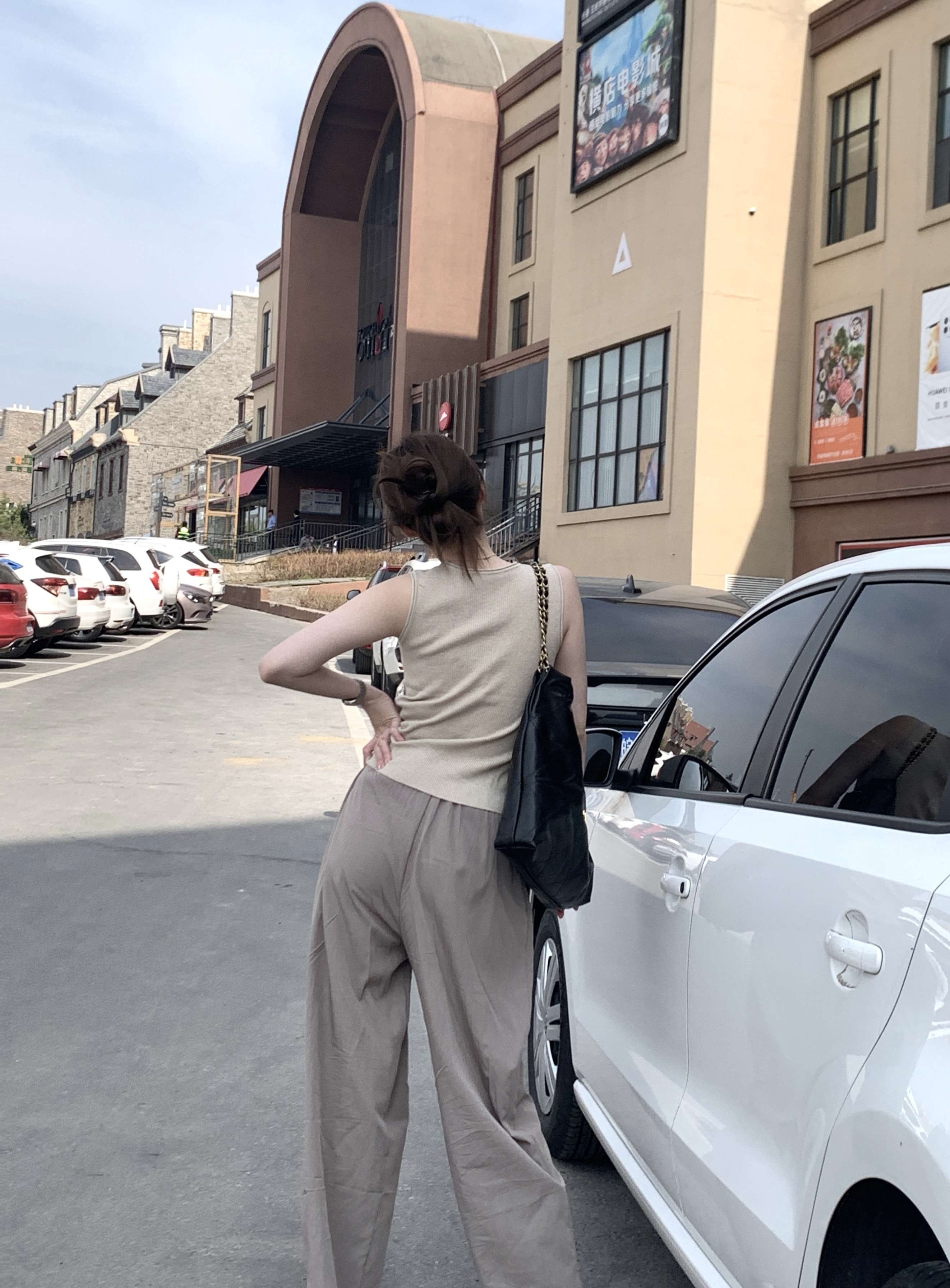40代ファッション レディース この画像にはドレスが写っていないため、ご要望の通りのドレスに関するや説明を作成することはできません。
