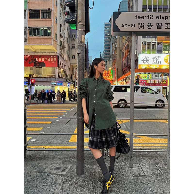 40代ファッション レディース 画像に写っているのはドレスではなく、カジュアルな街着のようです。したがって、ドレスのや説明を作成することは適切ではありません。