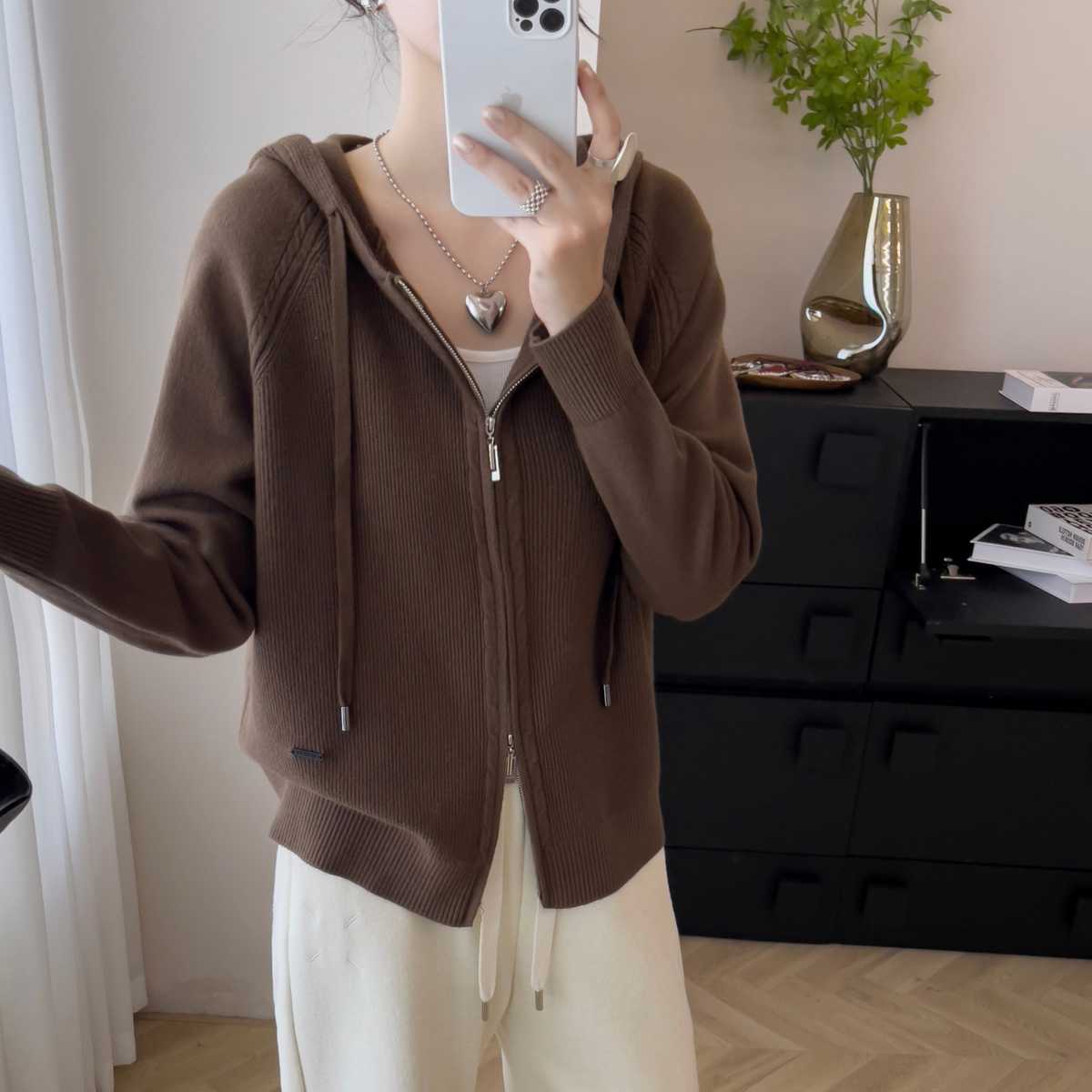 アクティブに決める！赤のジップ アップ パーカーで作る映える着こなし5選