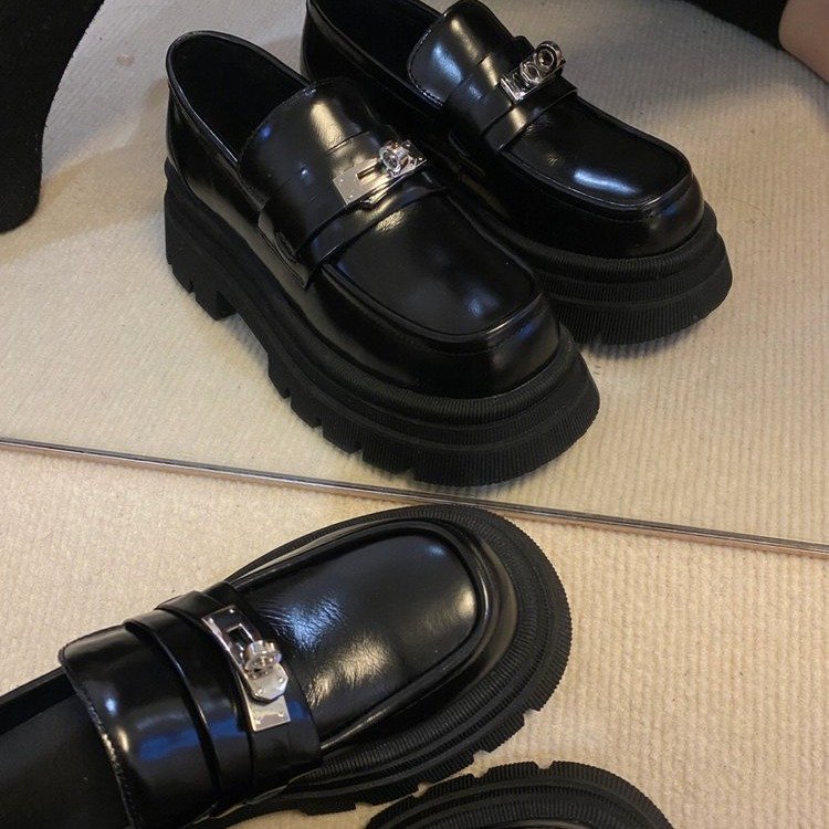 光沢ブラック厚底ローファー｜通学×金具アクセント×歩きやすさ◎