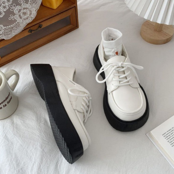 【美脚・脚長】編み上げ厚底ローファー（5cm・マニッシュ・黒白）トレンドデザイン