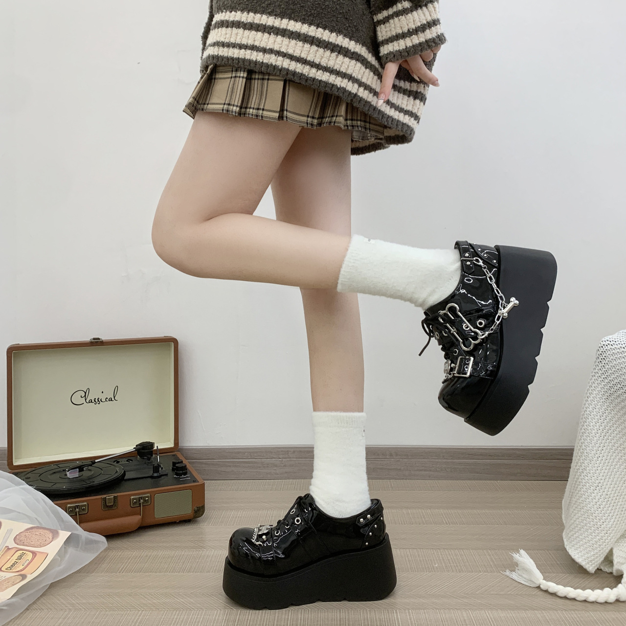 ボーンチャーム厚底ルームシューズ