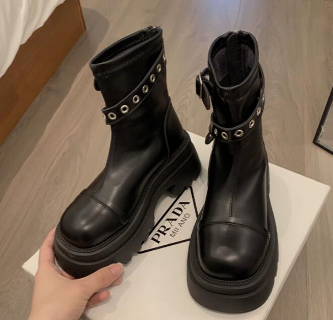 秋冬厚底ショートブーツ 合成皮革 スタッズベルト装飾