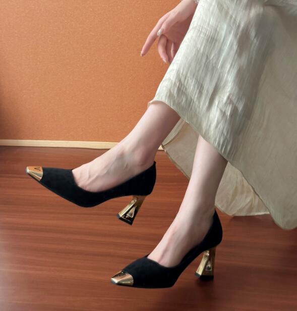 【大人エレガント】金属飾りポインテッド厚底パンプス（6cm・合皮）