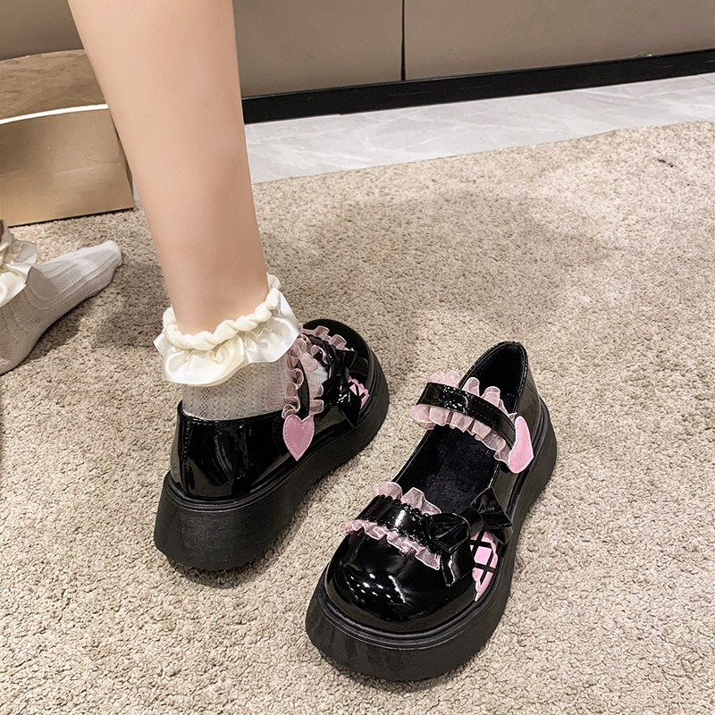 厚底パンプス ベルト付きエナメル調 可愛い装飾