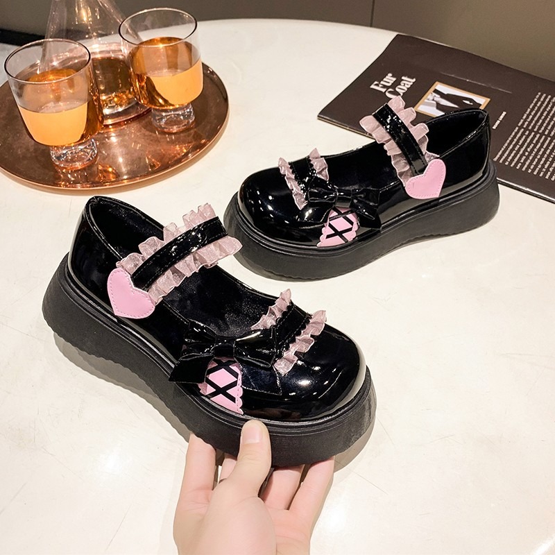 厚底パンプス ベルト付きエナメル調 可愛い装飾