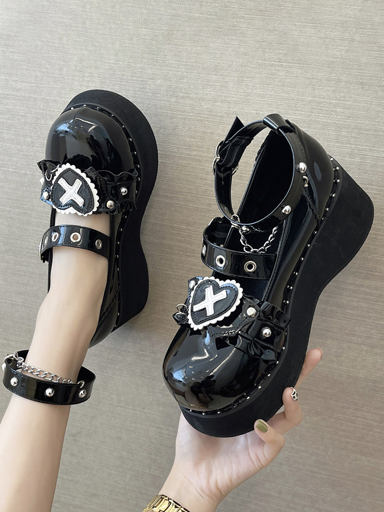 厚底 ハート型十字モチーフ付きチェーンストラップ厚底パンプス