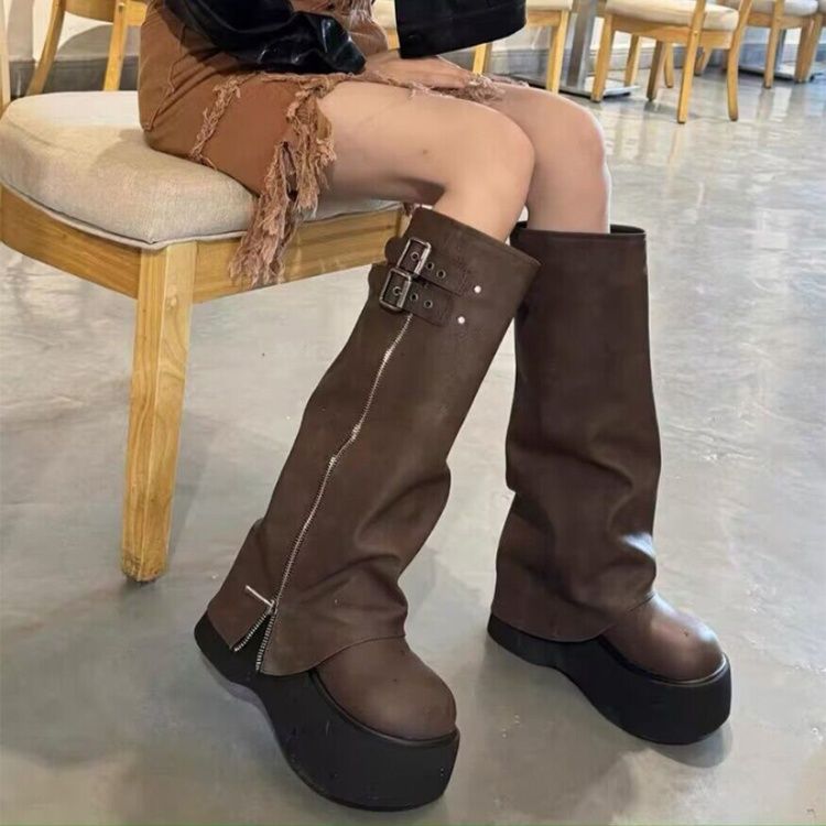 極厚底×ニーハイロングブーツ｜ダブルベルトで個性派コーデに差をつける