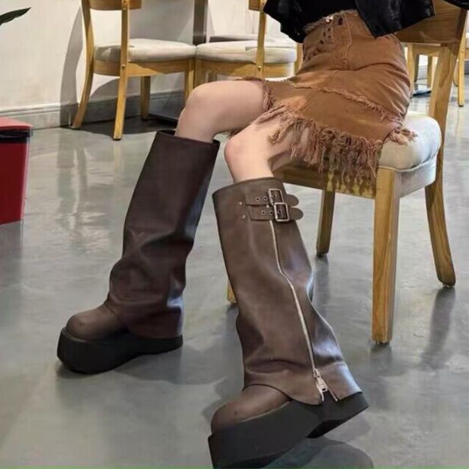 極厚底×ニーハイロングブーツ｜ダブルベルトで個性派コーデに差をつける