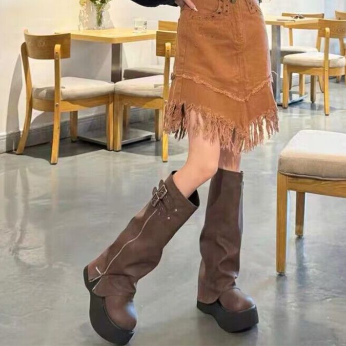 極厚底×ニーハイロングブーツ｜ダブルベルトで個性派コーデに差をつける