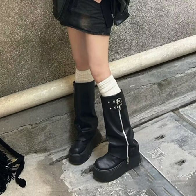極厚底×ニーハイロングブーツ｜ダブルベルトで個性派コーデに差をつける