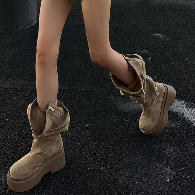クシュクシュ×厚底ミドルブーツ｜自然なシワ感で抜け感ある旬コーデに