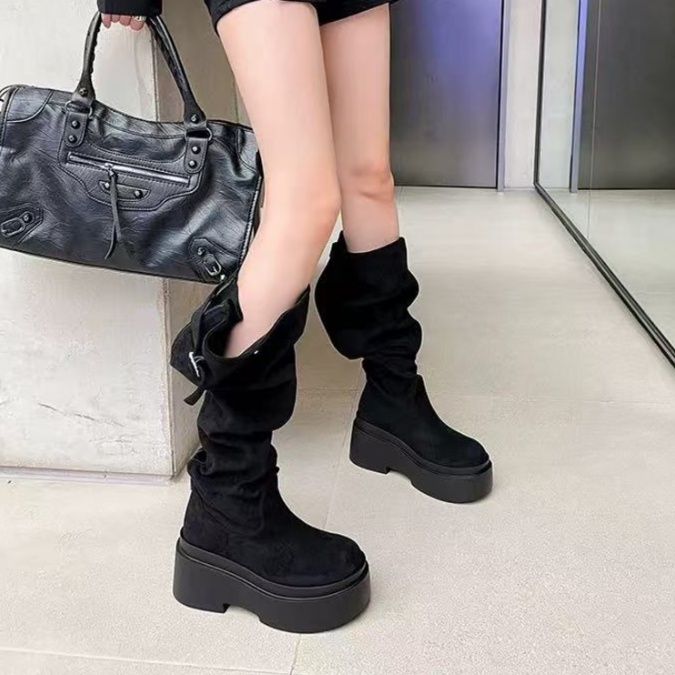 クシュクシュ×厚底ミドルブーツ｜自然なシワ感で抜け感ある旬コーデに