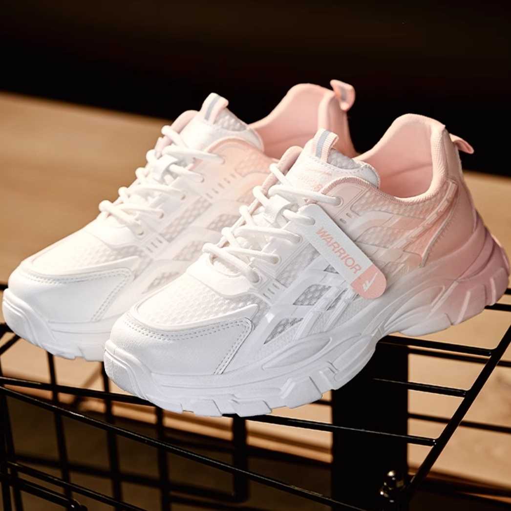 白の厚底ヒールで魅せる！毎日のスタイルを格上げする10選