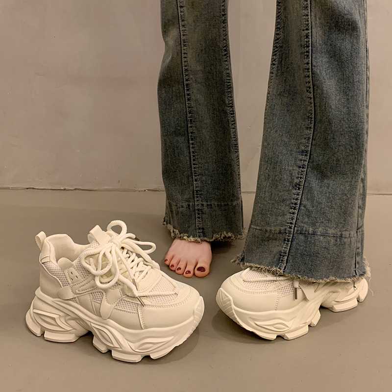 夏のおしゃれを楽しむ！快適さとスタイルを両立する厚底シューズ5選