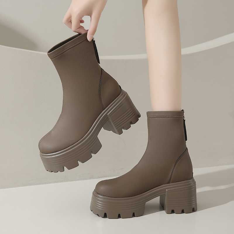 毎日が素敵に変わる！茶色の厚底で作る大人の上品コーデ5選