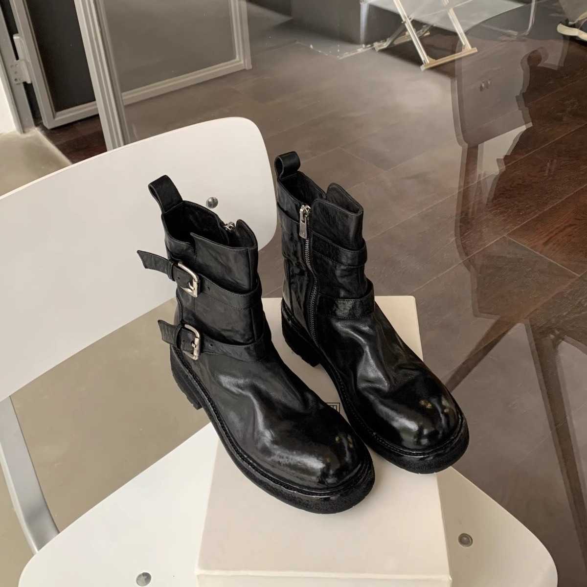 いつもの足元が特別になる！ダブルバックル厚底シューズで叶える上品スタイル10選