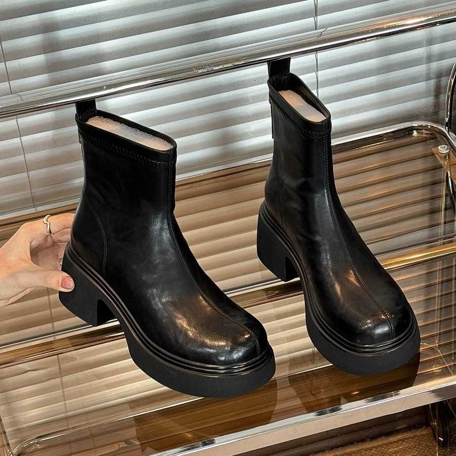 黒い厚底で差をつける！スタイルアップが叶うシューズ10選