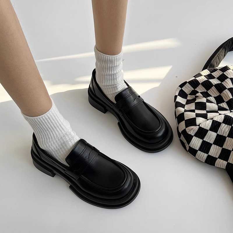 スーツにも合う！レディース厚底パンプスで叶えるエレガント美人オフィススタイル5選