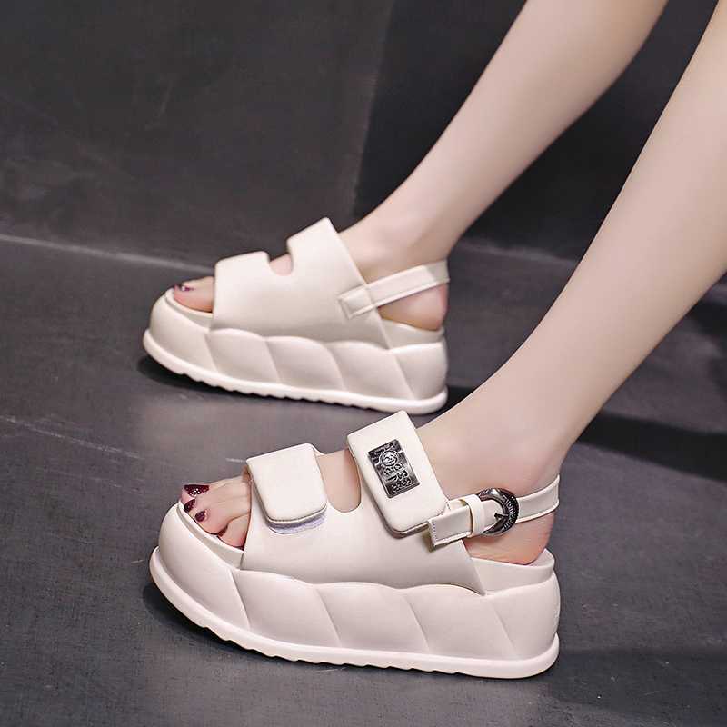 ビーチで映える白の厚底サンダルで叶える夏の美脚スタイル10選