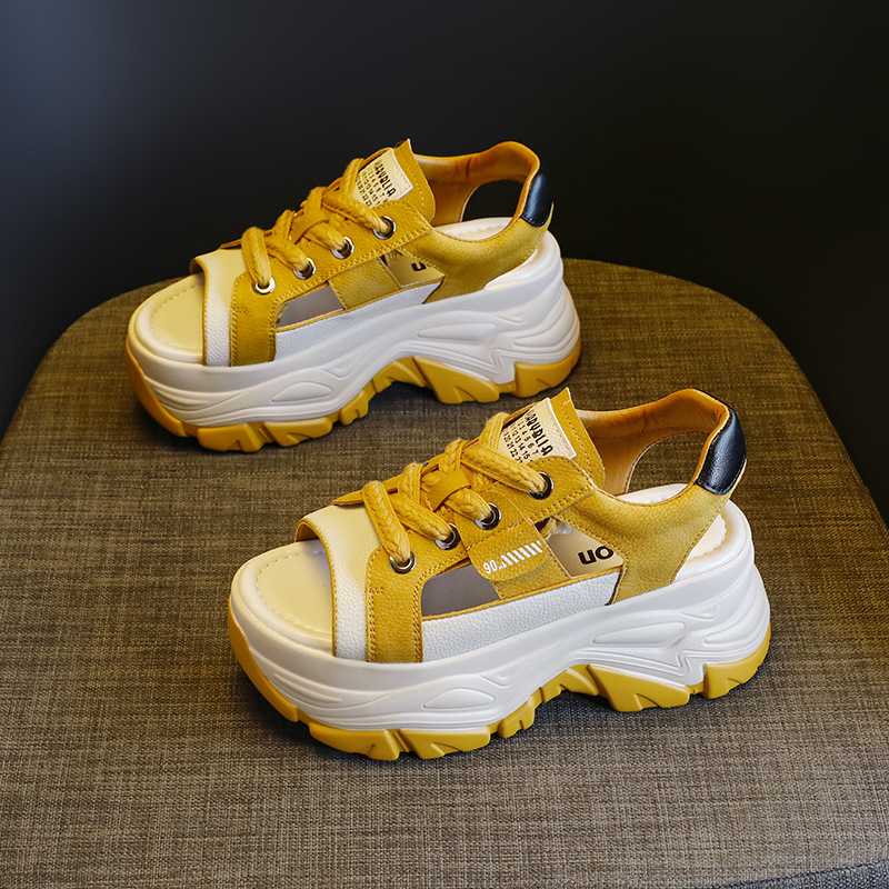 レディース向け厚底のスポサンで歩くのが楽しくなるおすすめ5選