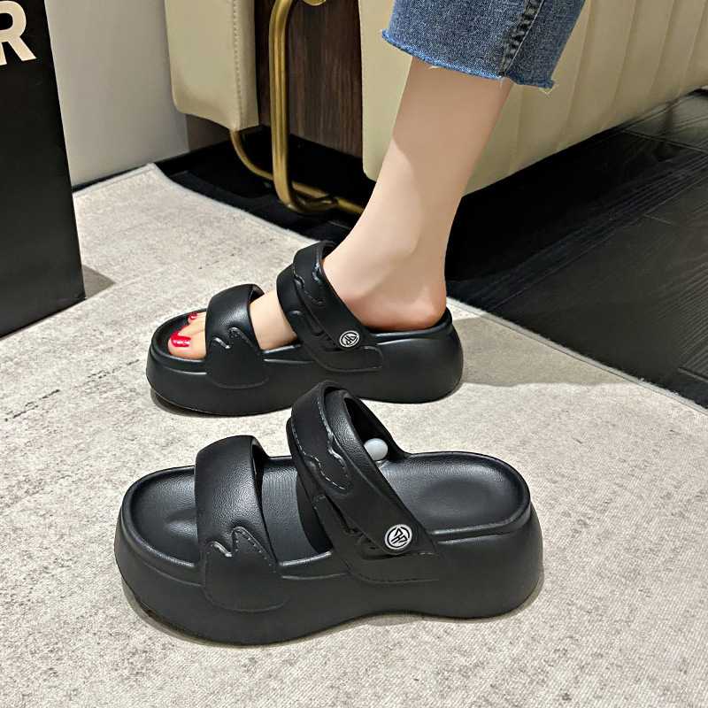 気軽に履けてスタイルも叶う！つっかけタイプの厚底サンダルで毎日が快適になる10選