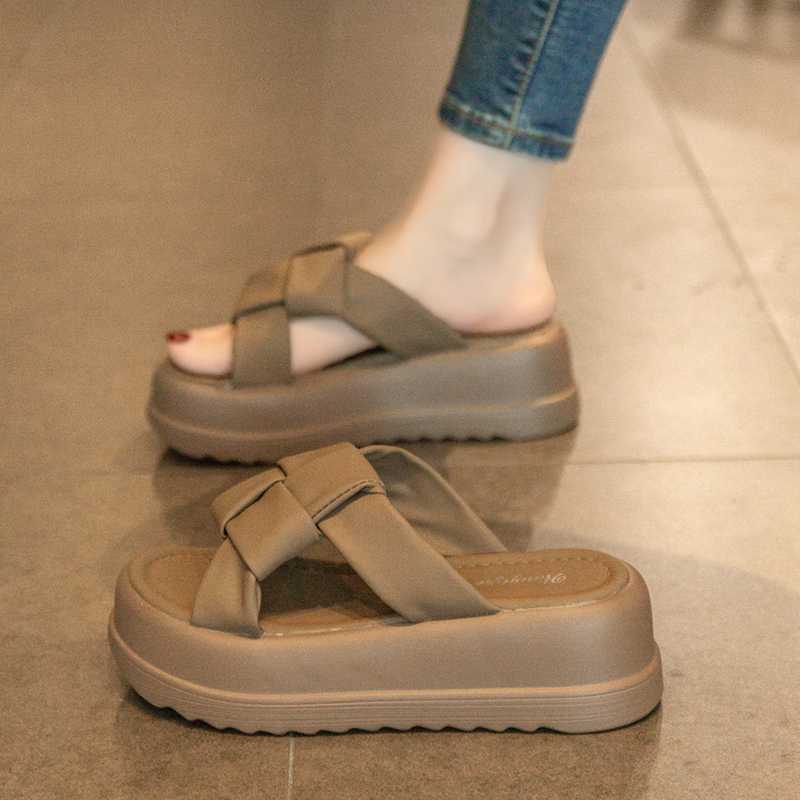 海で映える美脚スタイルに！厚底サンダルで夏を満喫するおすすめ5選