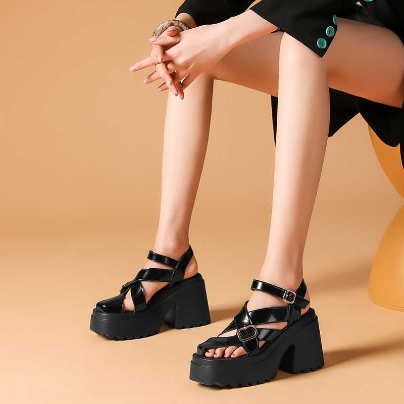 オフィスでの一日を快適に！疲れにくい厚底サンダルで仕事もプライベートも充実する5選