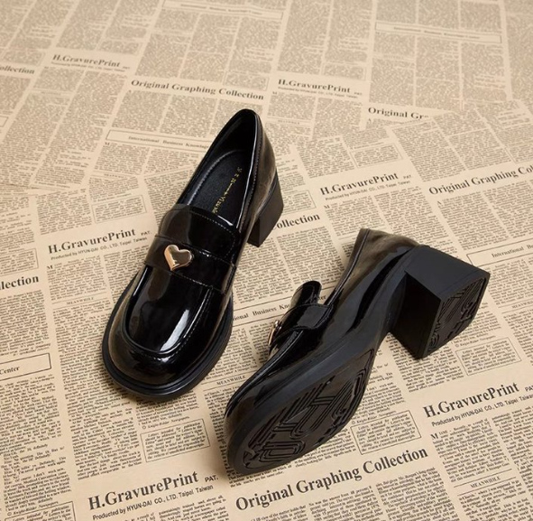【美脚・脚長】エナメル厚底ローファー（ハート金具・チャンキーヒール・黒）トレンドデザイン