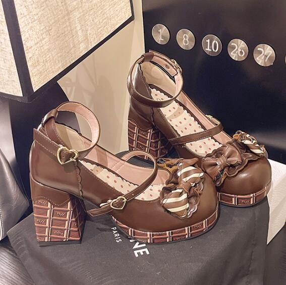 【甘かわショコラ】チョコ風ストラップ厚底パンプス（9cm・合成皮革）