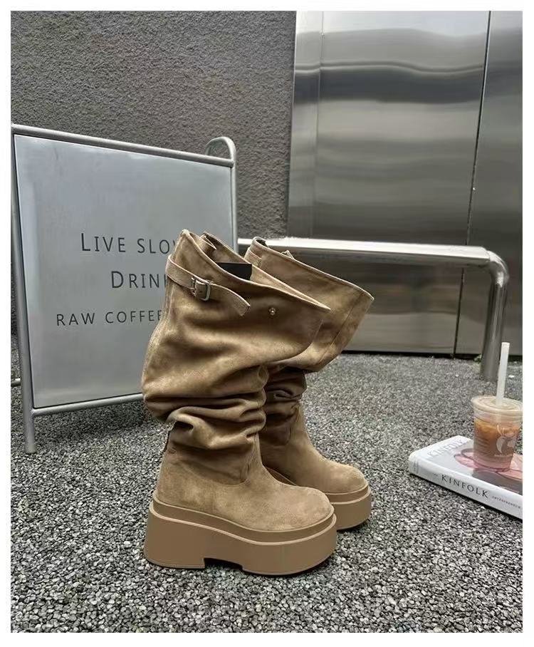 クシュクシュ×厚底ミドルブーツ｜自然なシワ感で抜け感ある旬コーデに