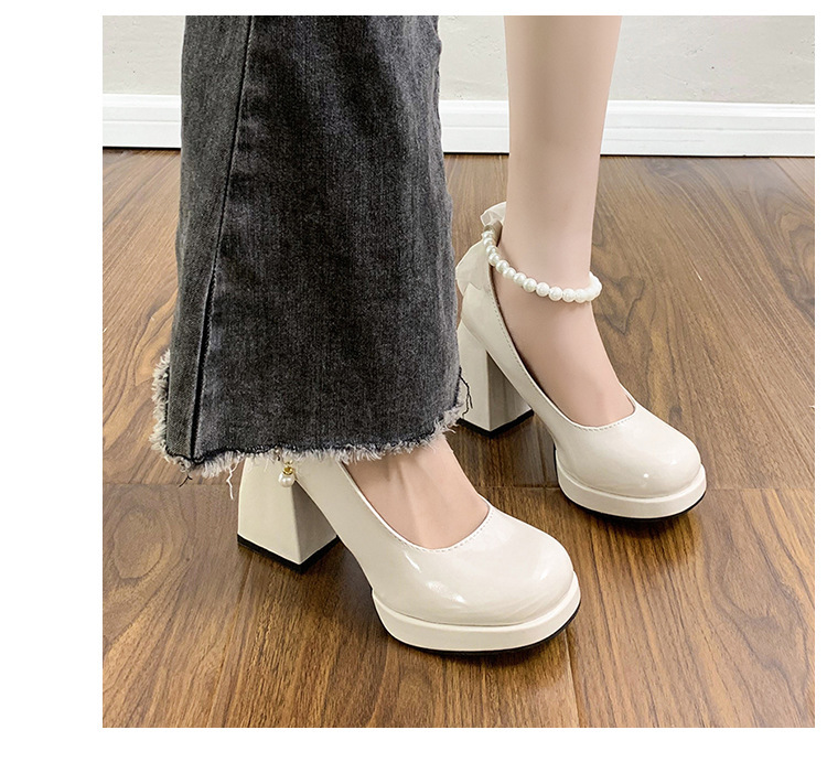 【脚長・美脚】パールチェーン厚底パンプス（9cmヒール・リボン付き・エナメル風）特別シーンに