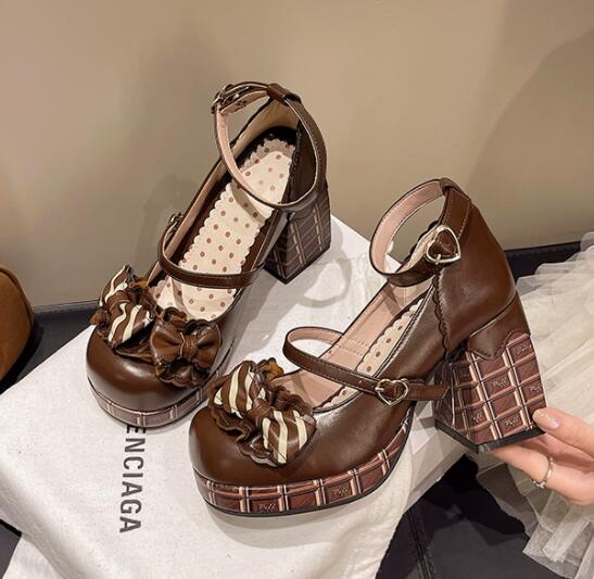 【甘かわショコラ】チョコ風ストラップ厚底パンプス（9cm・合成皮革）