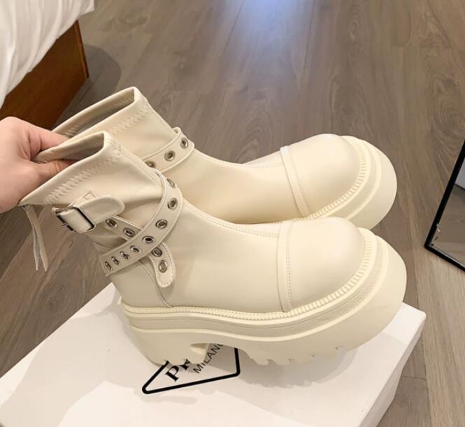 秋冬厚底ショートブーツ 合成皮革 スタッズベルト装飾