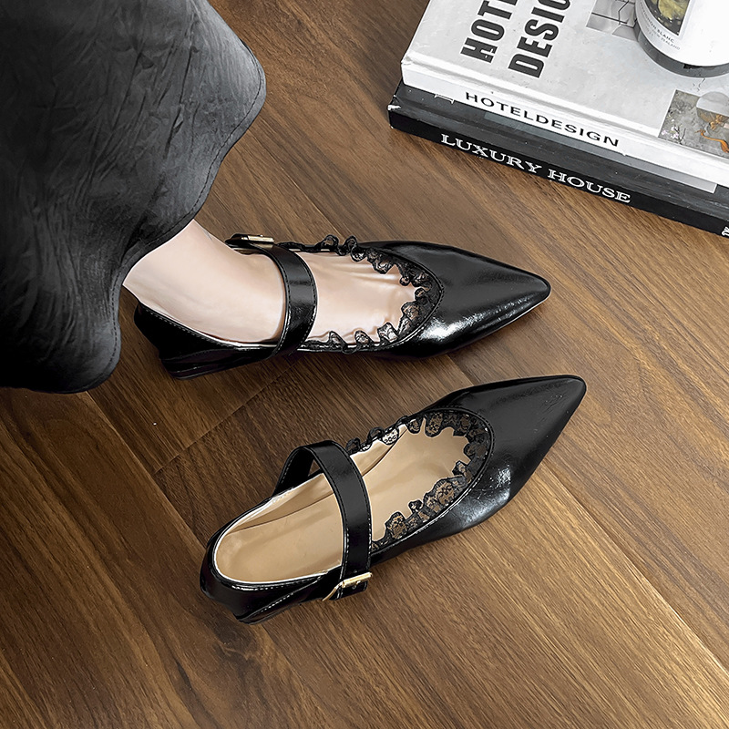 【美脚・歩きやすい】レース装飾厚底パンプス（3cm・ストラップ・クラシカルデザイン）