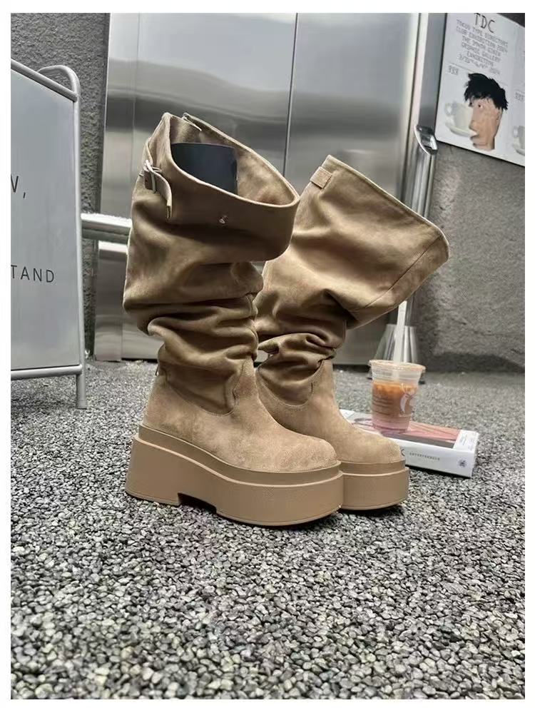 クシュクシュ×厚底ミドルブーツ｜自然なシワ感で抜け感ある旬コーデに